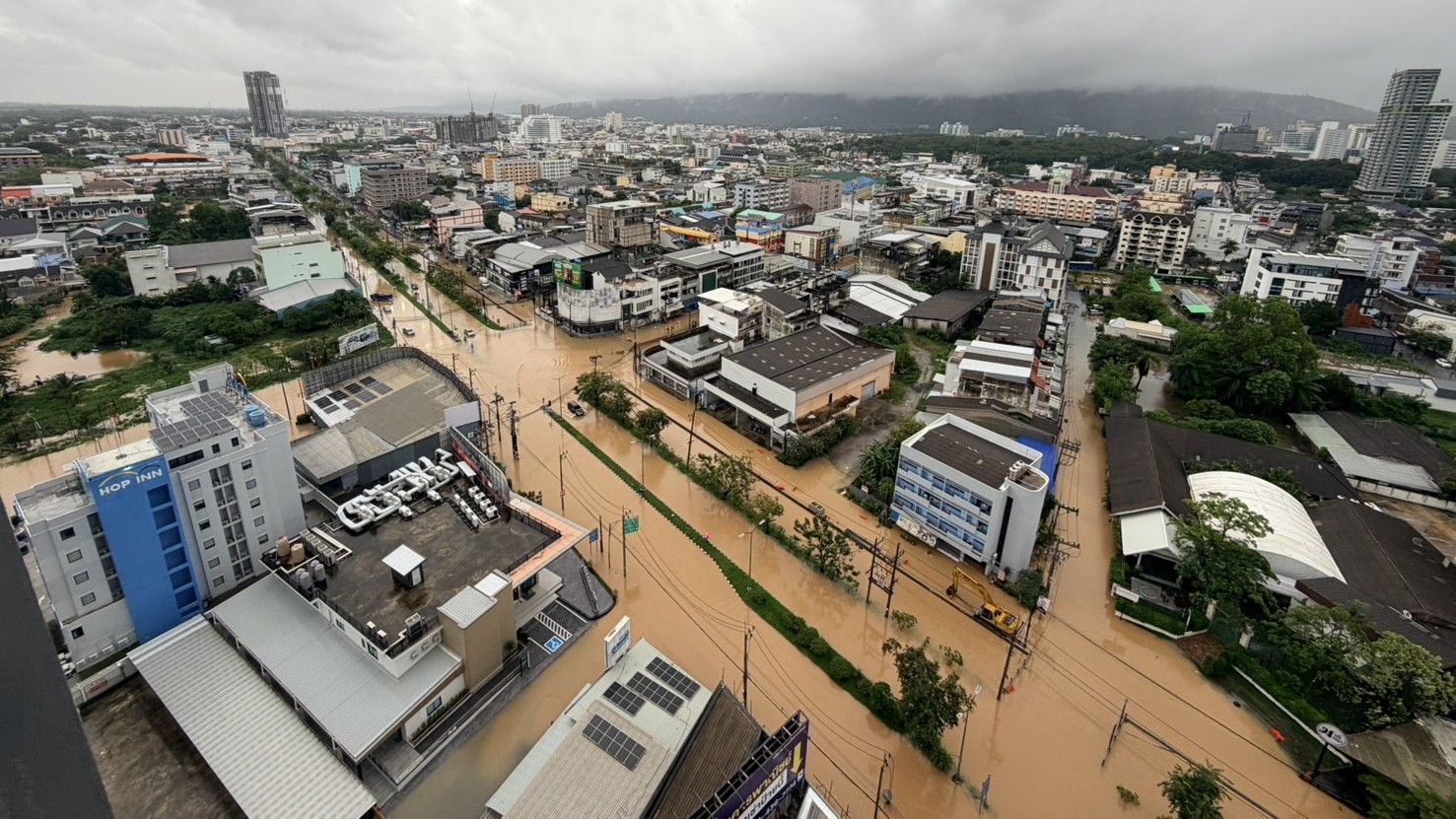 Thảm cảnh lũ lụt tại Thái Lan: Nước dâng tận mái nhà, hàng ngàn du khách mắc kẹt, chính quyền tuyên bố vùng thảm họa- Ảnh 2. Thảm cảnh lũ lụt tại Thái Lan: Nước dâng tận mái nhà, hàng ngàn du khách mắc kẹt, chính quyền tuyên bố vùng thảm họa- Ảnh 2.