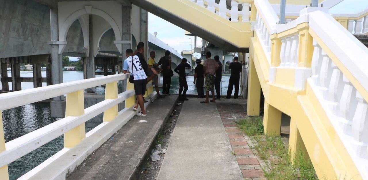 Người đàn ông cố tình lao ô tô xuống sông, nhân viên cứu hộ sửng sốt khi nhìn vào bên trong xe- Ảnh 1.