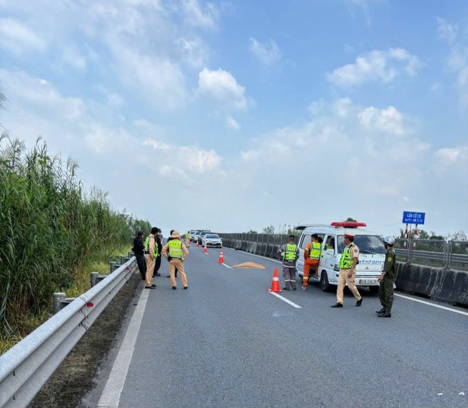 Phát hiện thi thể người nước ngoài trên tuyến cao tốc Trung Lương – Mỹ Thuận- Ảnh 1.