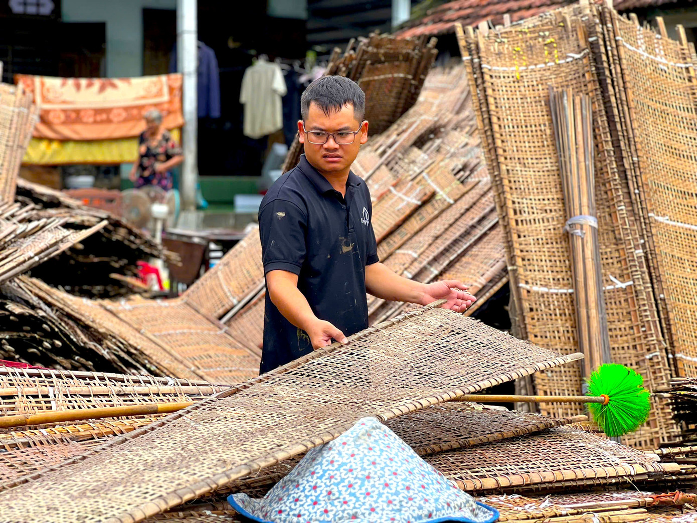Người dân làng nghề bánh tráng bật khóc sau trận lũ lịch sử: “Không còn gì ngoài bùn và nước”- Ảnh 10.