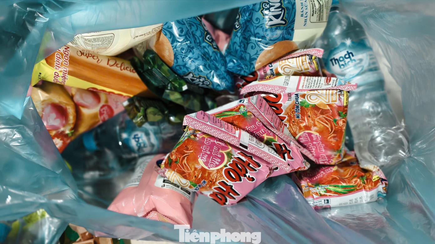 Khi cả nước cùng gói bánh chưng cho miền Trung: Những đêm trắng của tình người!- Ảnh 19. Khi cả nước cùng gói bánh chưng cho miền Trung: Những đêm trắng của tình người!- Ảnh 19.