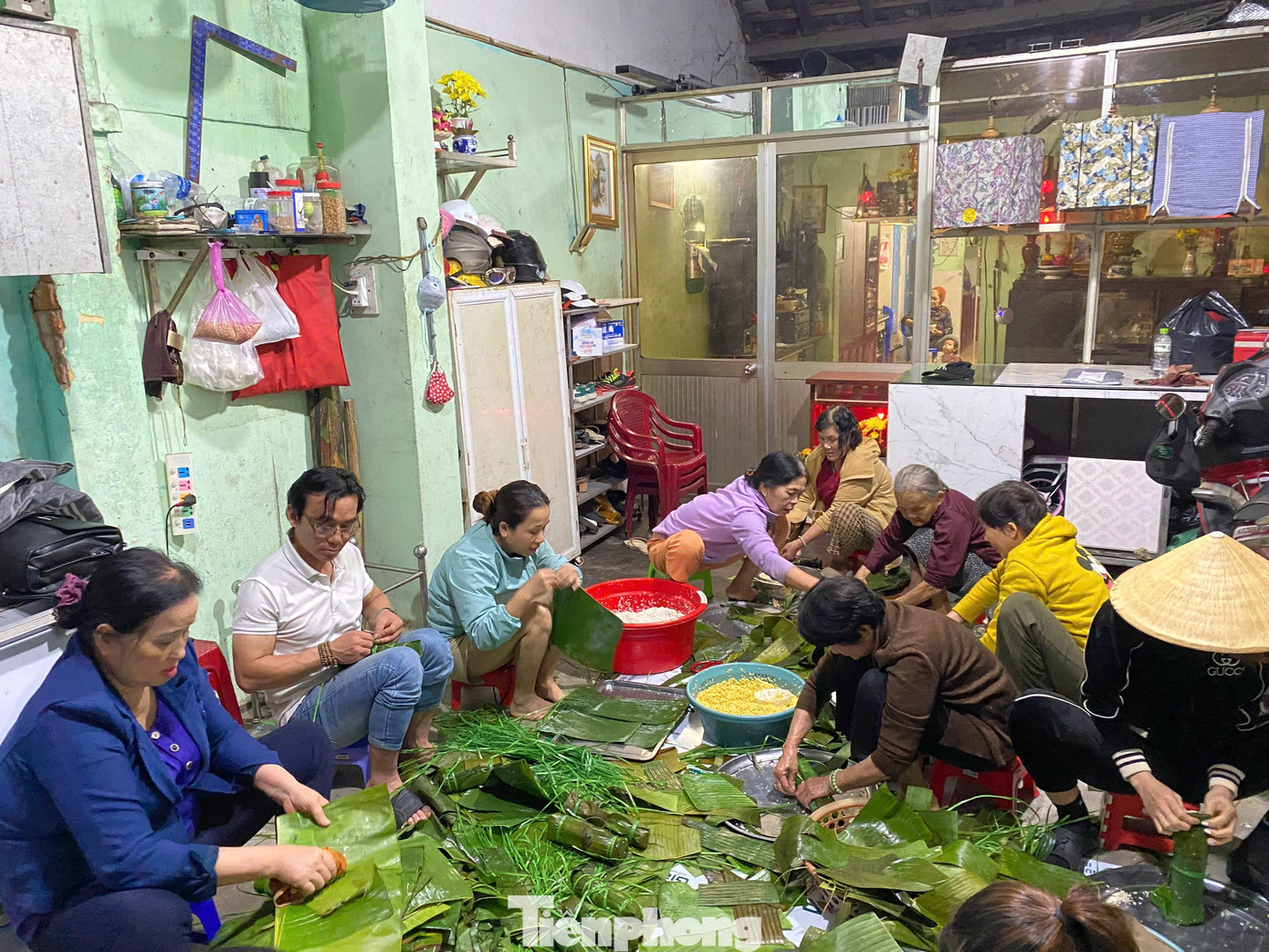 Khi cả nước cùng gói bánh chưng cho miền Trung: Những đêm trắng của tình người!- Ảnh 15. Khi cả nước cùng gói bánh chưng cho miền Trung: Những đêm trắng của tình người!- Ảnh 15.