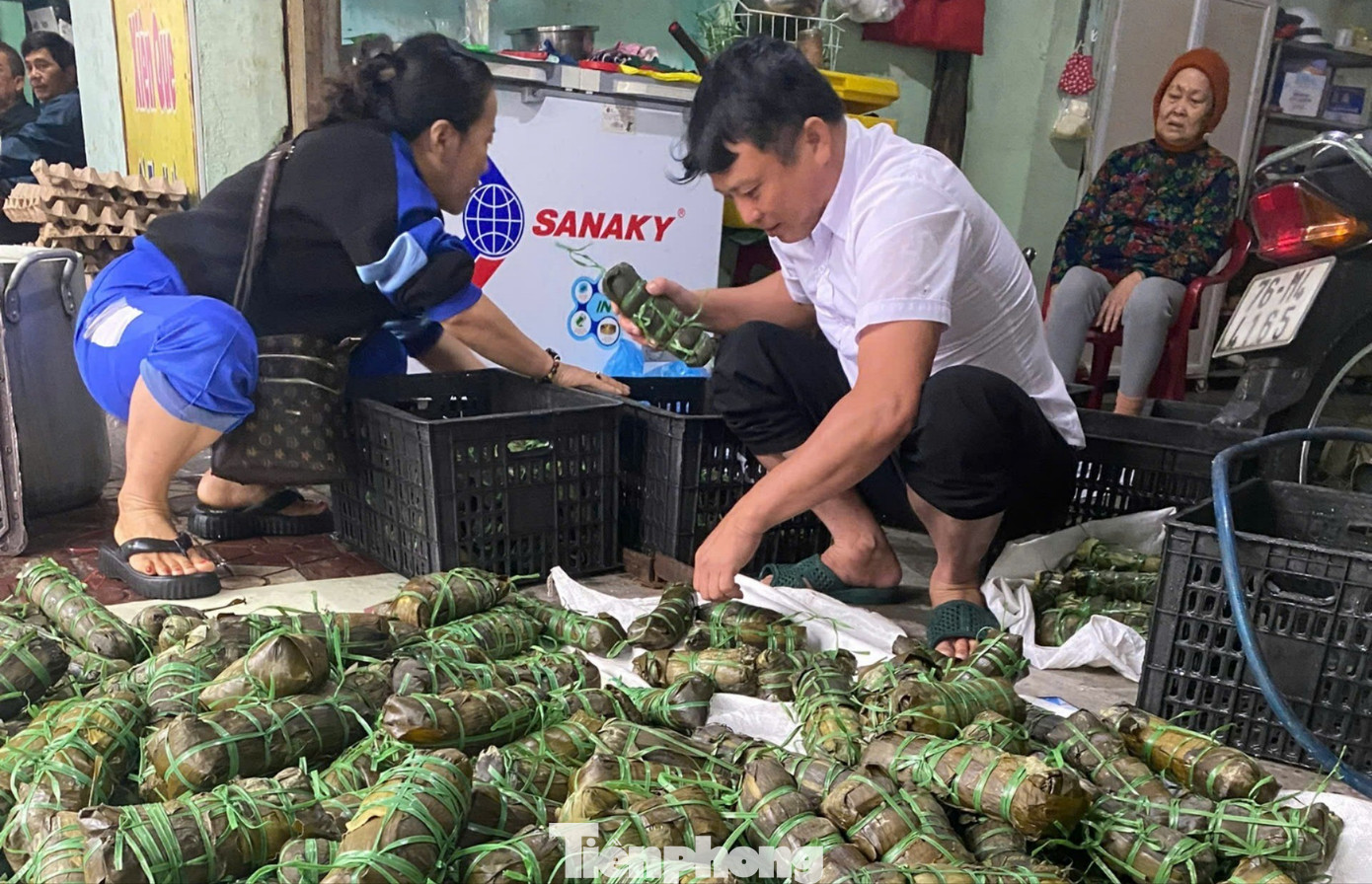 Khi cả nước cùng gói bánh chưng cho miền Trung: Những đêm trắng của tình người!- Ảnh 16. Khi cả nước cùng gói bánh chưng cho miền Trung: Những đêm trắng của tình người!- Ảnh 16.