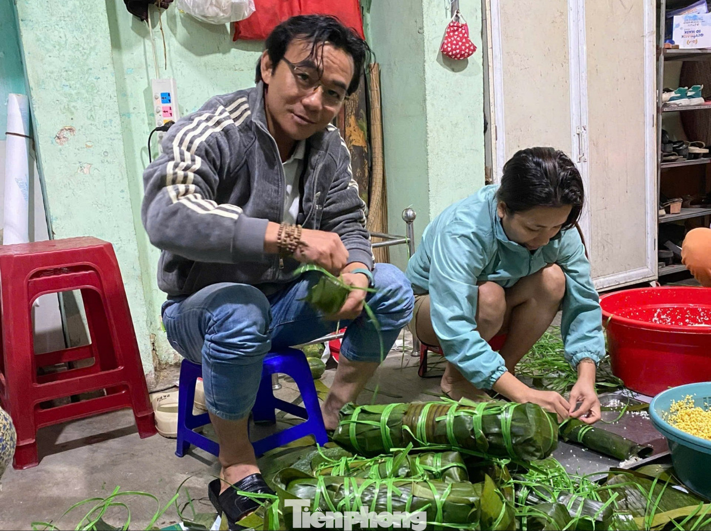 Khi cả nước cùng gói bánh chưng cho miền Trung: Những đêm trắng của tình người!- Ảnh 17. Khi cả nước cùng gói bánh chưng cho miền Trung: Những đêm trắng của tình người!- Ảnh 17.