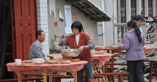 Mời 50 bạn đại học đến đám cưới nhưng chỉ có 3 người dự và đi phong bì: 5 năm sau, những người còn lại ôm tiếc nuối- Ảnh 2. Mời 50 bạn đại học đến đám cưới nhưng chỉ có 3 người dự và đi phong bì: 5 năm sau, những người còn lại ôm tiếc nuối- Ảnh 2.