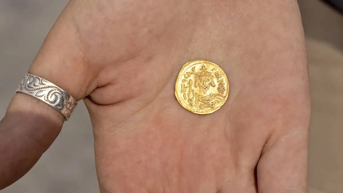 Tình cờ đi ngang một tảng đá lớn, người phụ nữ bất ngờ phát hiện 97 đồng tiền vàng nguyên chất cùng hàng chục món trang sức tinh xảo- Ảnh 2. Tình cờ đi ngang một tảng đá lớn, người phụ nữ bất ngờ phát hiện 97 đồng tiền vàng nguyên chất cùng hàng chục món trang sức tinh xảo- Ảnh 2.