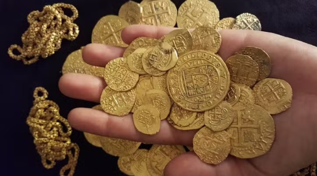 Đào hồ bơi ở vườn, người đàn ông phát hiện kho báu vàng trị giá 21 tỷ đồng: Chính quyền lập tức vào cuộc- Ảnh 2. Đào hồ bơi ở vườn, người đàn ông phát hiện kho báu vàng trị giá 21 tỷ đồng: Chính quyền lập tức vào cuộc- Ảnh 2.