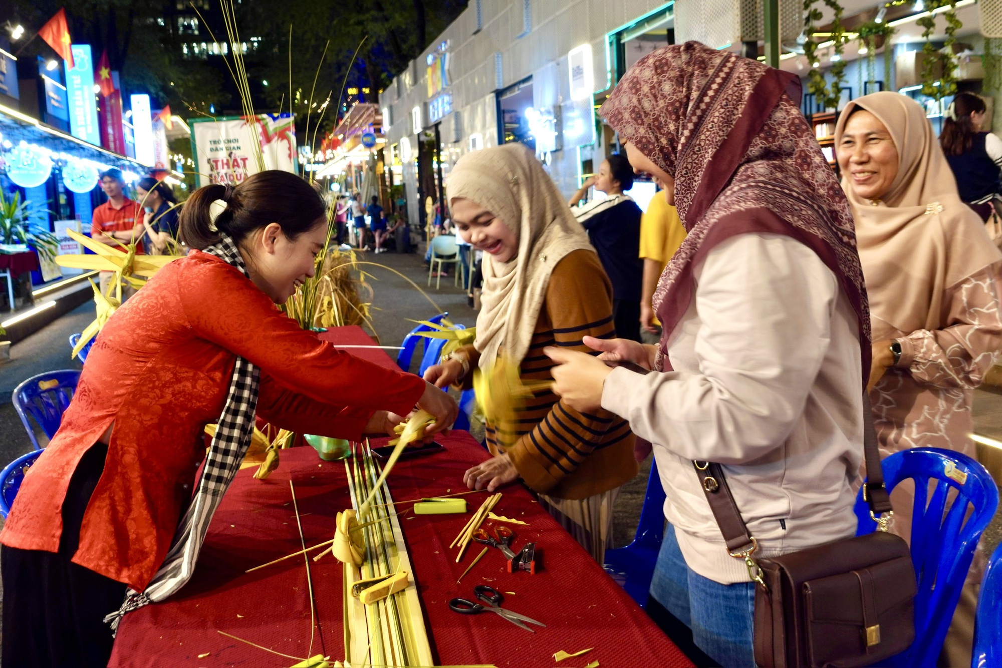 Tour đêm Đường sách có đủ sức thành điểm nhấn cho du lịch TP Hồ Chí Minh?- Ảnh 12. Tour đêm Đường sách có đủ sức thành điểm nhấn cho du lịch TP Hồ Chí Minh?- Ảnh 12.