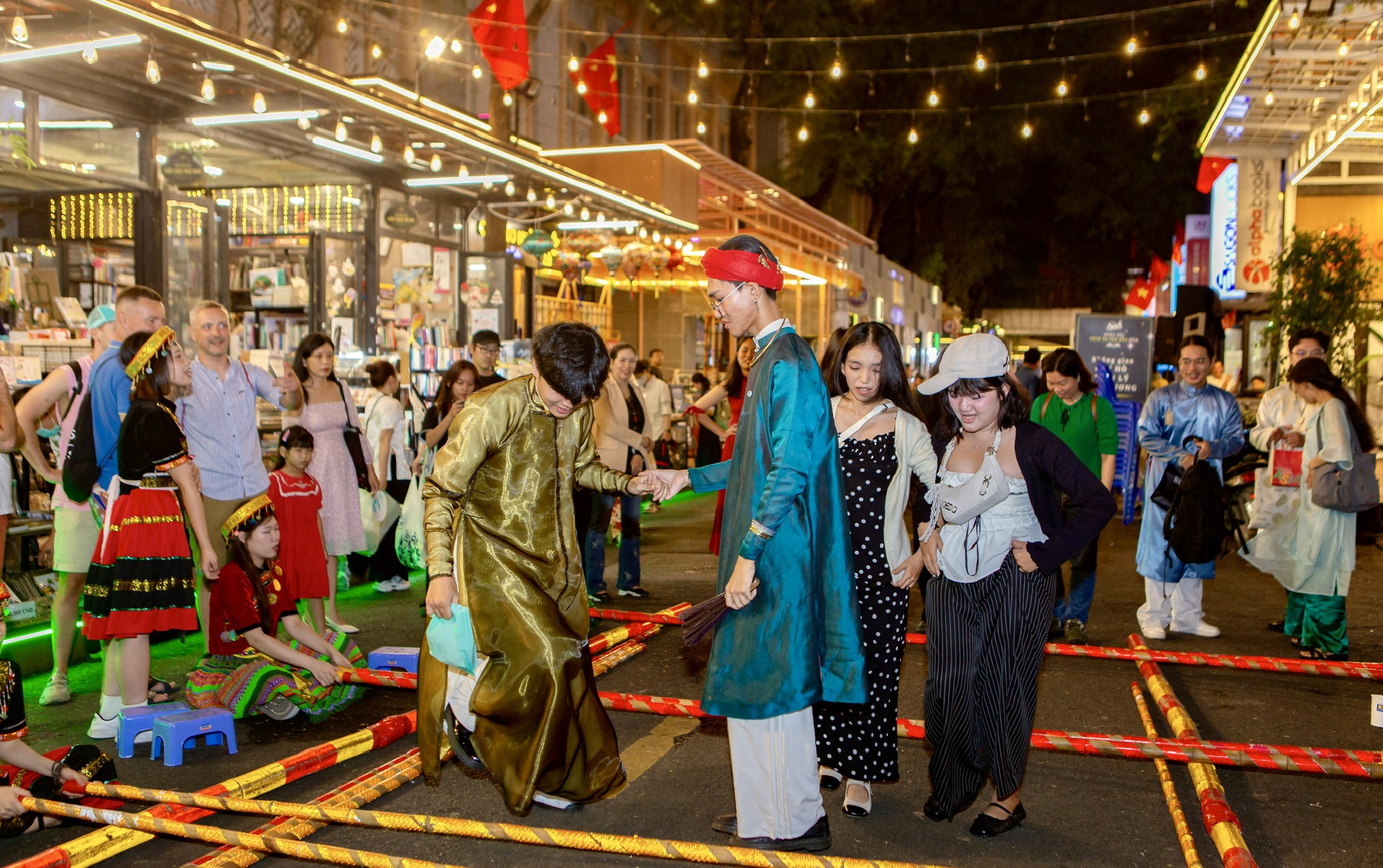 Tour đêm Đường sách có đủ sức thành điểm nhấn cho du lịch TP Hồ Chí Minh?- Ảnh 14. Tour đêm Đường sách có đủ sức thành điểm nhấn cho du lịch TP Hồ Chí Minh?- Ảnh 14.