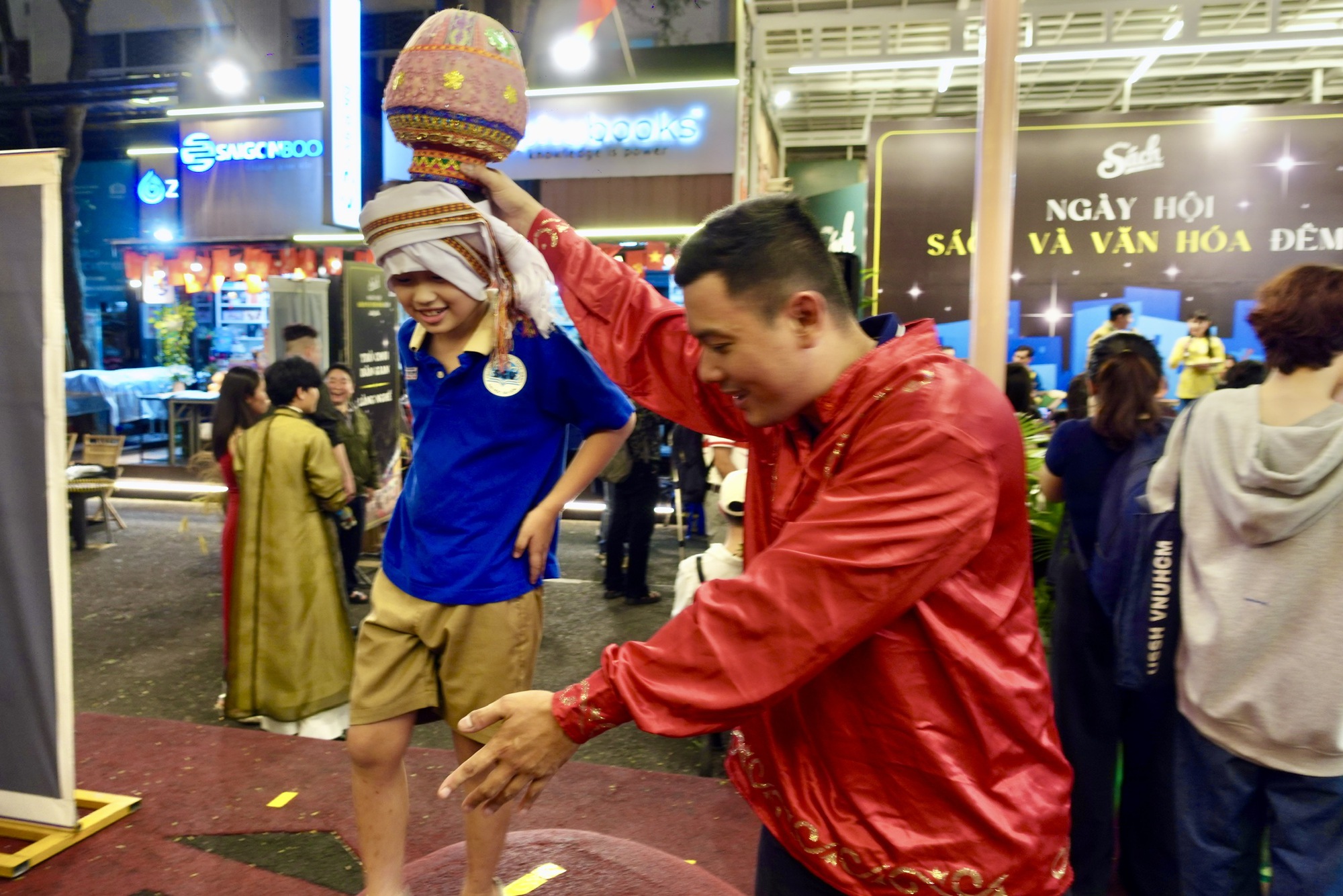 Tour đêm Đường sách có đủ sức thành điểm nhấn cho du lịch TP Hồ Chí Minh?- Ảnh 9. Tour đêm Đường sách có đủ sức thành điểm nhấn cho du lịch TP Hồ Chí Minh?- Ảnh 9.