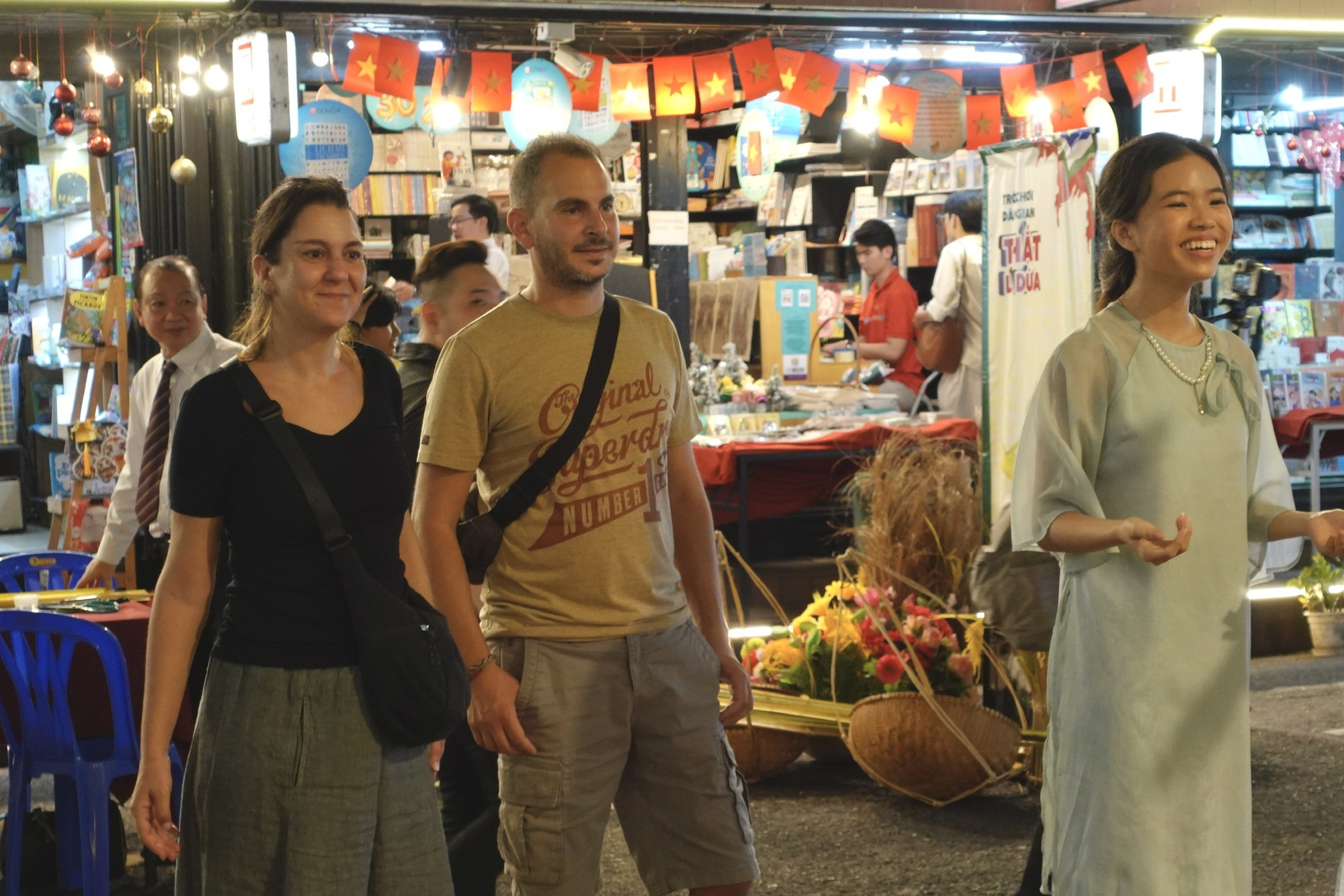 Tour đêm Đường sách có đủ sức thành điểm nhấn cho du lịch TP Hồ Chí Minh?- Ảnh 2. Tour đêm Đường sách có đủ sức thành điểm nhấn cho du lịch TP Hồ Chí Minh?- Ảnh 2.