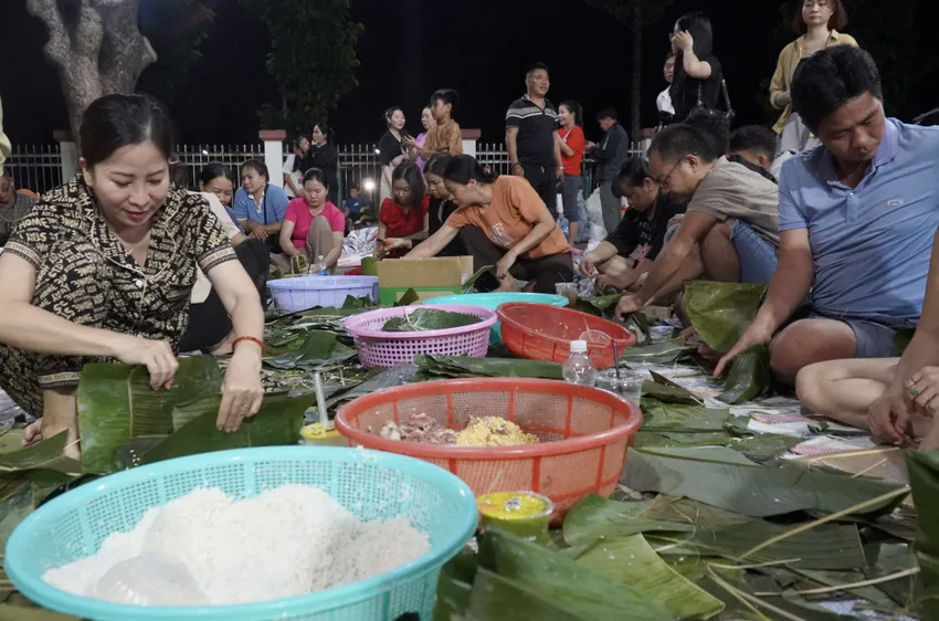 Khi cả nước cùng gói bánh chưng cho miền Trung: Những đêm trắng của tình người!- Ảnh 12. Khi cả nước cùng gói bánh chưng cho miền Trung: Những đêm trắng của tình người!- Ảnh 12.
