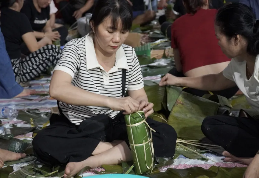 Khi cả nước cùng gói bánh chưng cho miền Trung: Những đêm trắng của tình người!- Ảnh 13. Khi cả nước cùng gói bánh chưng cho miền Trung: Những đêm trắng của tình người!- Ảnh 13.