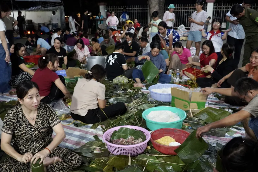Khi cả nước cùng gói bánh chưng cho miền Trung: Những đêm trắng của tình người!- Ảnh 7. Khi cả nước cùng gói bánh chưng cho miền Trung: Những đêm trắng của tình người!- Ảnh 7.