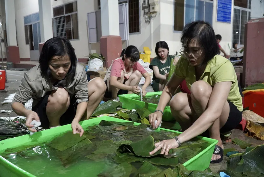 Khi cả nước cùng gói bánh chưng cho miền Trung: Những đêm trắng của tình người!- Ảnh 11. Khi cả nước cùng gói bánh chưng cho miền Trung: Những đêm trắng của tình người!- Ảnh 11.