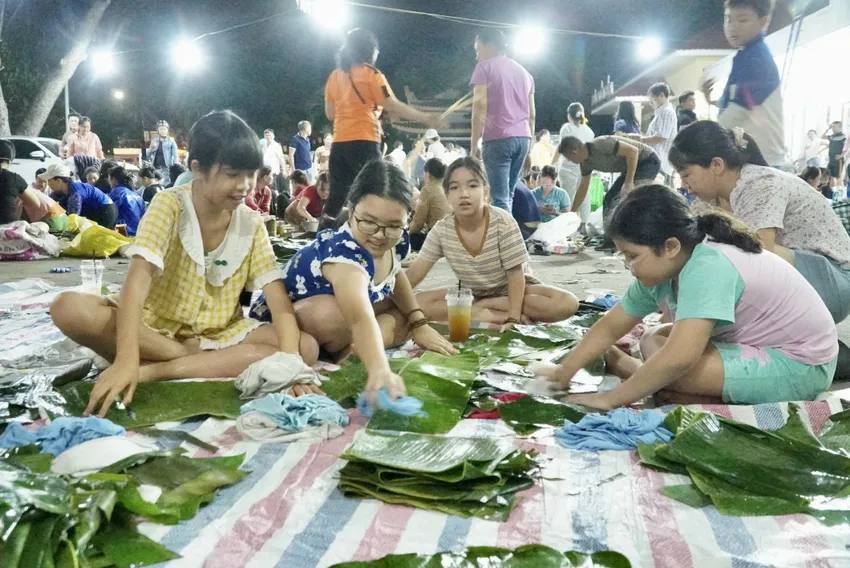 Khi cả nước cùng gói bánh chưng cho miền Trung: Những đêm trắng của tình người!- Ảnh 10. Khi cả nước cùng gói bánh chưng cho miền Trung: Những đêm trắng của tình người!- Ảnh 10.