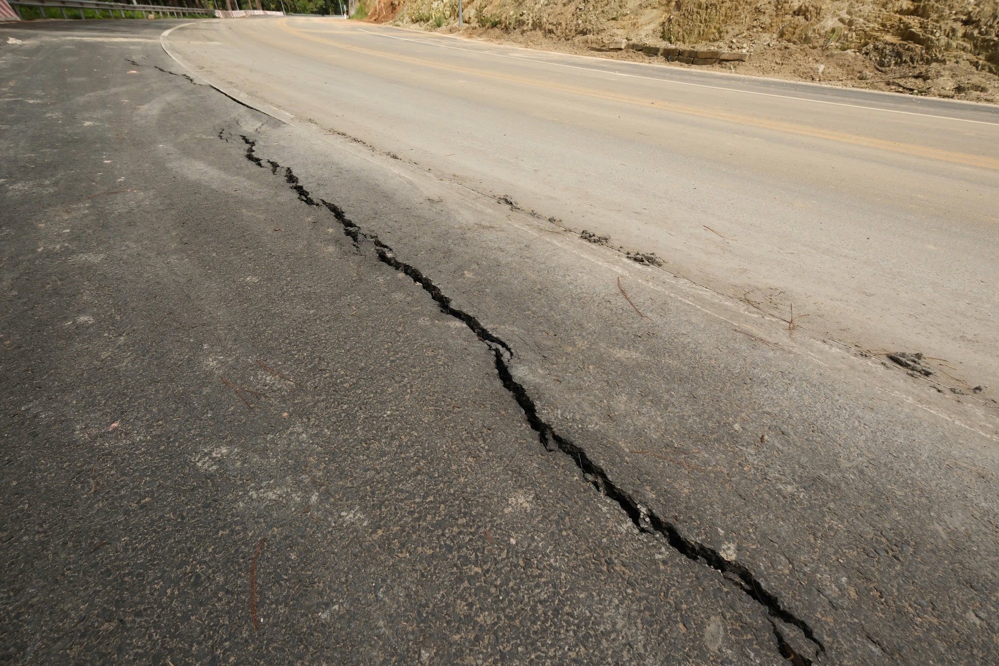 Đèo Prenn lại xuất hiện sạt lở, xuất hiện vết nứt dài- Ảnh 1.