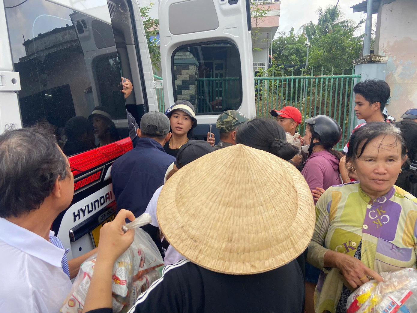 Ký ức kinh hoàng: Đục tường, 50 người bám trên nóc nhà 3 ngày trong lũ lịch sử- Ảnh 4.