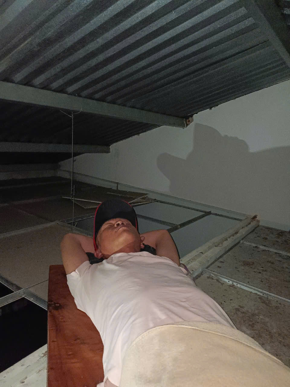 2 ngày 1 đêm “sinh tồn” trên trần nhà của người đàn ông Khánh Hoà- Ảnh 2.