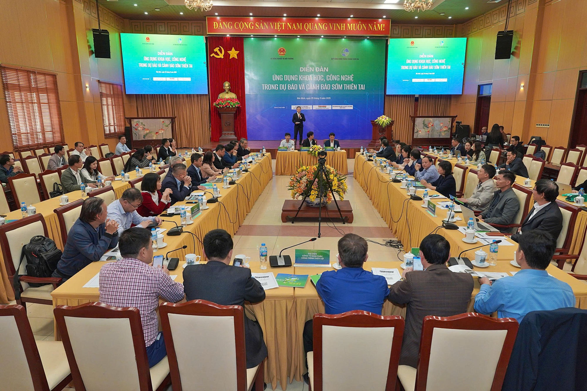 "Bão chồng bão", "lũ chồng lũ"… khiến 409 người chết và mất tích, thiệt hại hơn 85.000 tỉ đồng- Ảnh 1.