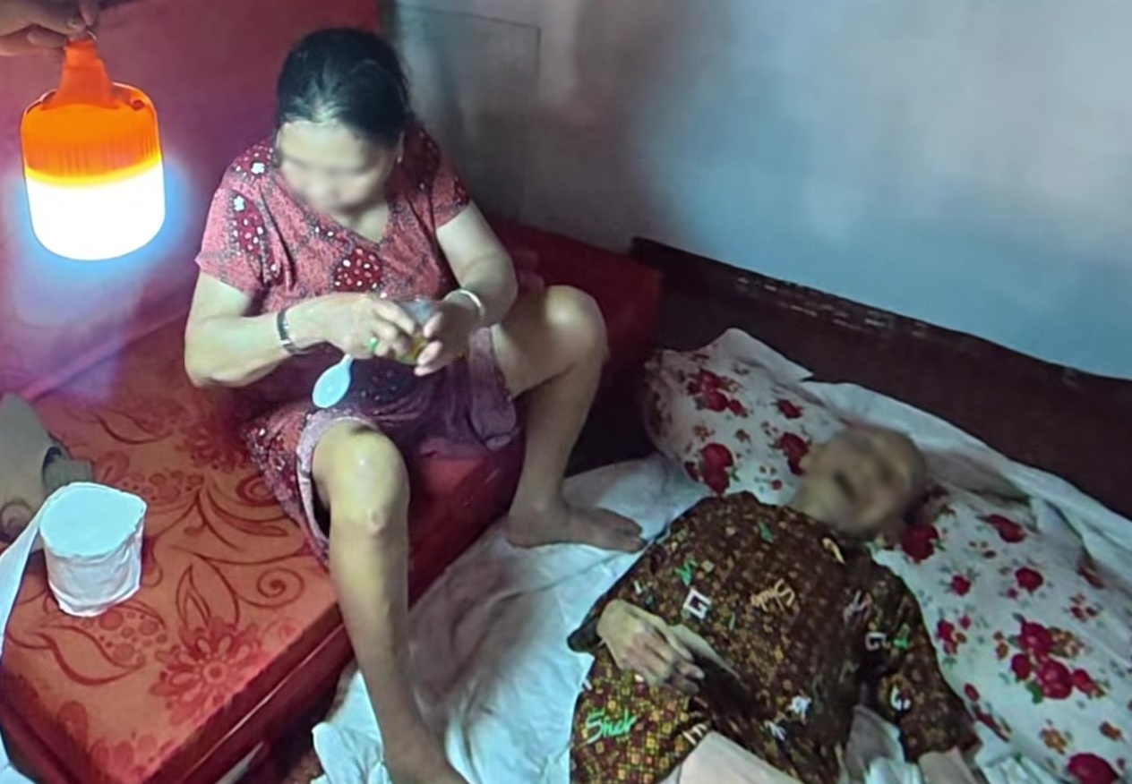 Pha thoát nạn của cụ bà 105 tuổi trong ngôi nhà cổ ở Đắk Lắk khi nước lũ dâng cao 1m- Ảnh 5.