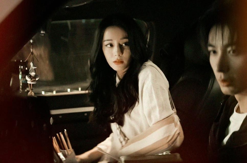 Địch Lệ Nhiệt Ba cắt hẳn bữa tối- Ảnh 2.