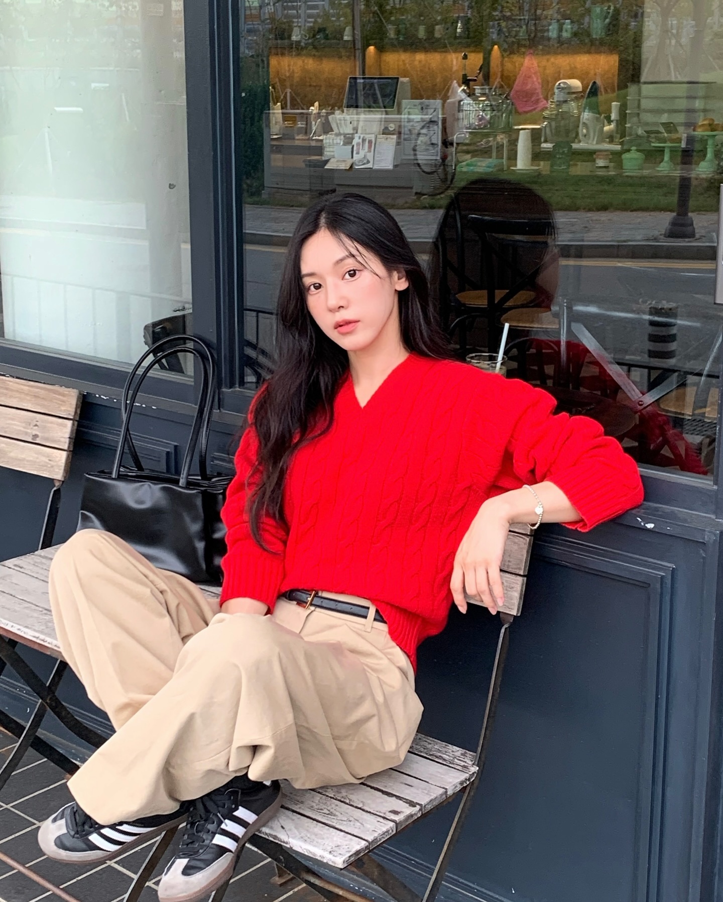 Mặc đẹp không hề khó với 5 mẫu áo len hack tuổi hiệu quả bậc nhất- Ảnh 4.