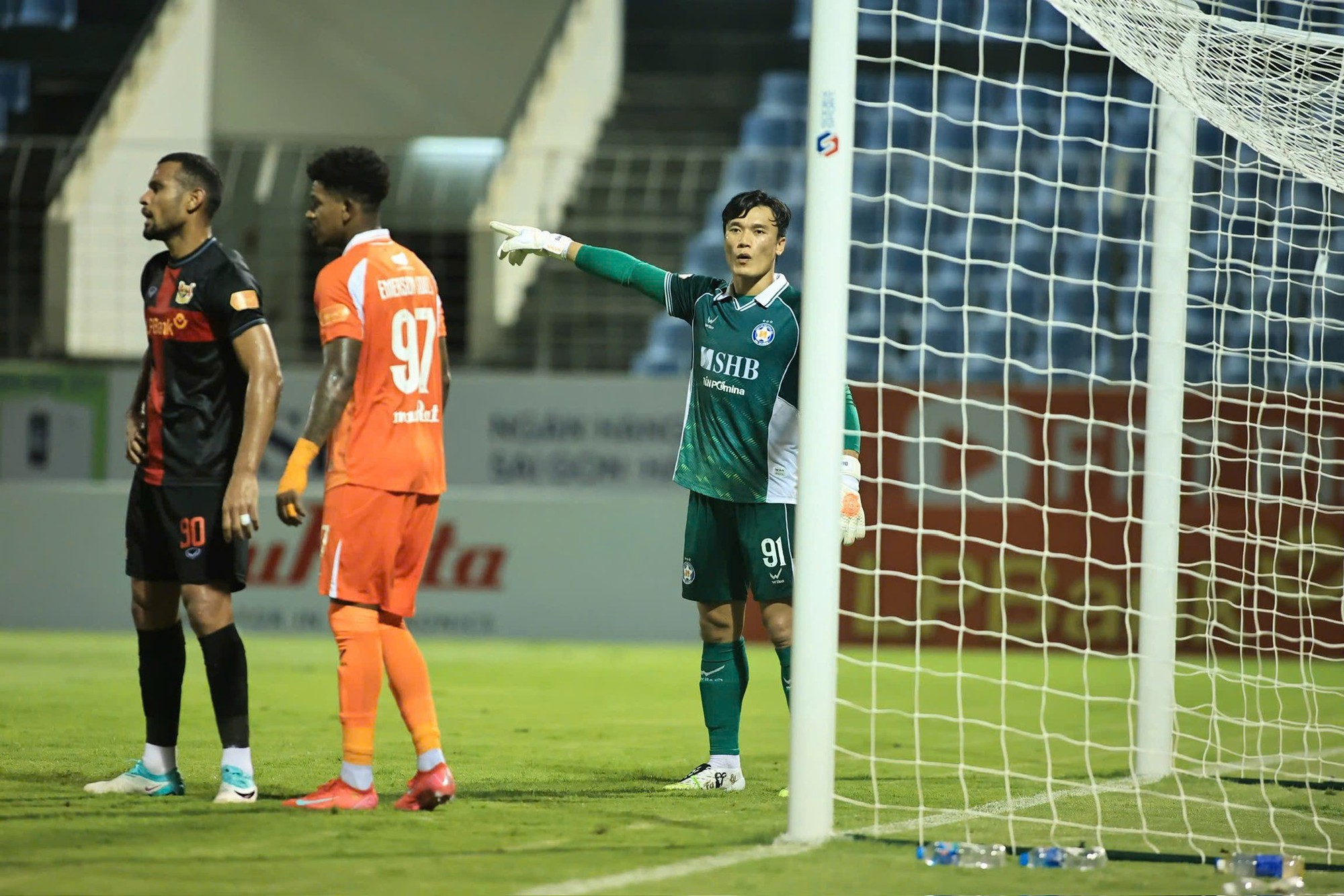 Cuộc sống hôn nhân của thủ môn Bùi Tiến Dũng và vợ mẫu tây- Ảnh 3.