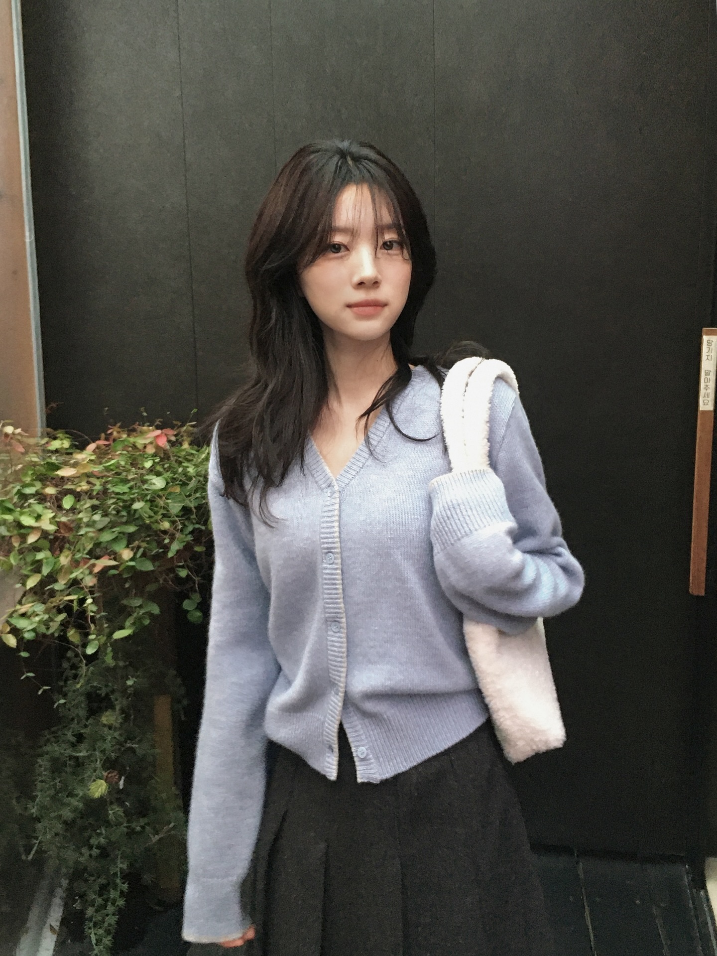 Mặc đẹp không hề khó với 5 mẫu áo len hack tuổi hiệu quả bậc nhất- Ảnh 9.