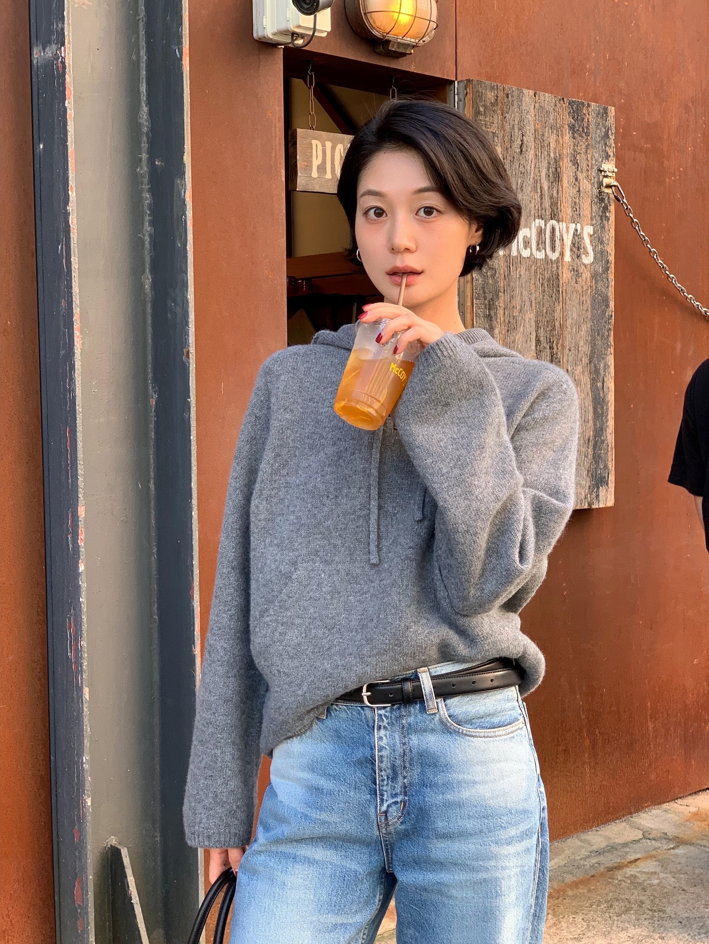 Mặc đẹp không hề khó với 5 mẫu áo len hack tuổi hiệu quả bậc nhất- Ảnh 11.