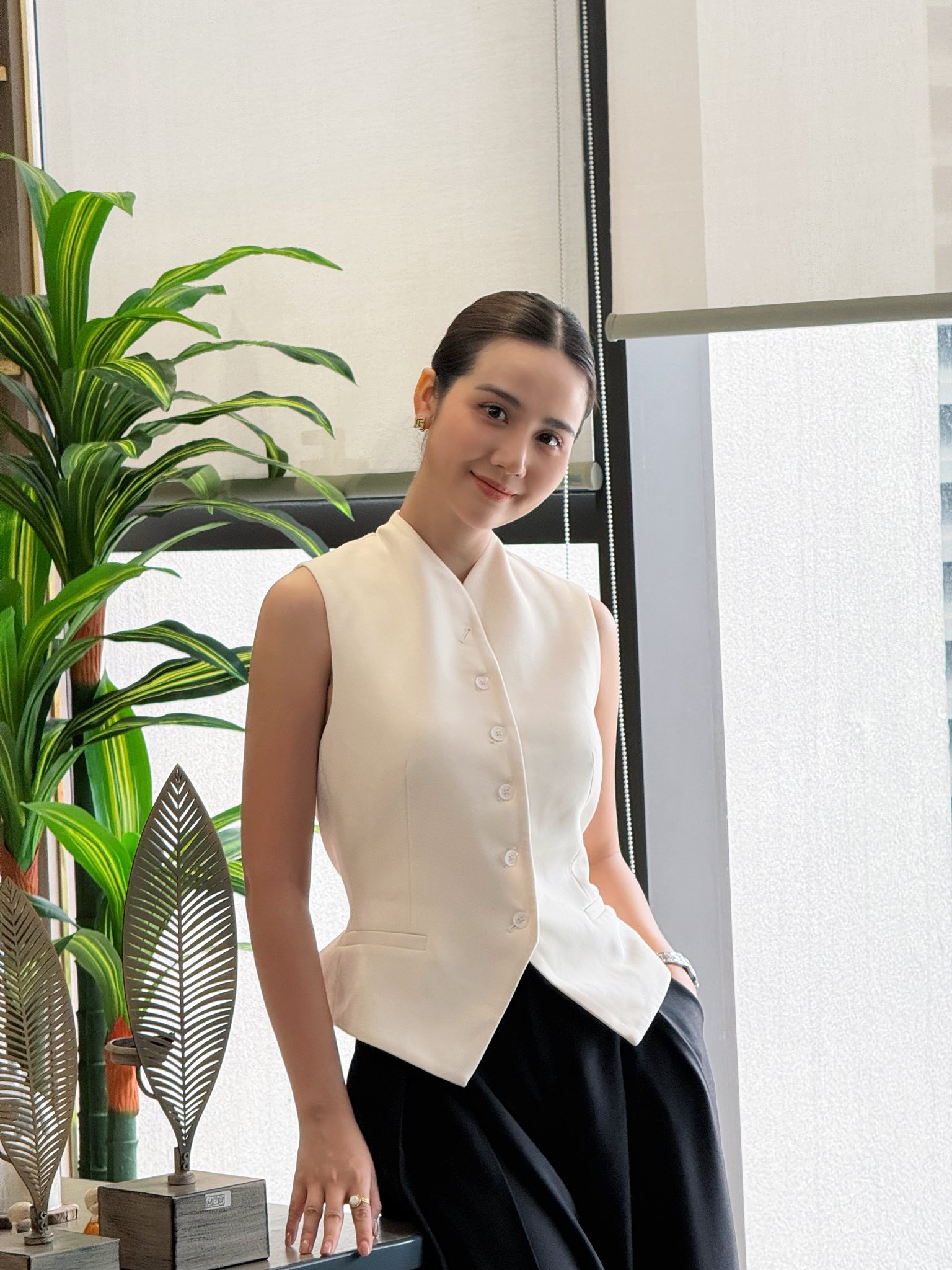 Đẹp như tiên mà đứng cạnh mỹ nhân Vbiz này cũng phải lép vế: Người đâu sang khủng khiếp, mặc gì cũng thành trend- Ảnh 4. Đẹp như tiên mà đứng cạnh mỹ nhân Vbiz này cũng phải lép vế: Người đâu sang khủng khiếp, mặc gì cũng thành trend- Ảnh 4.