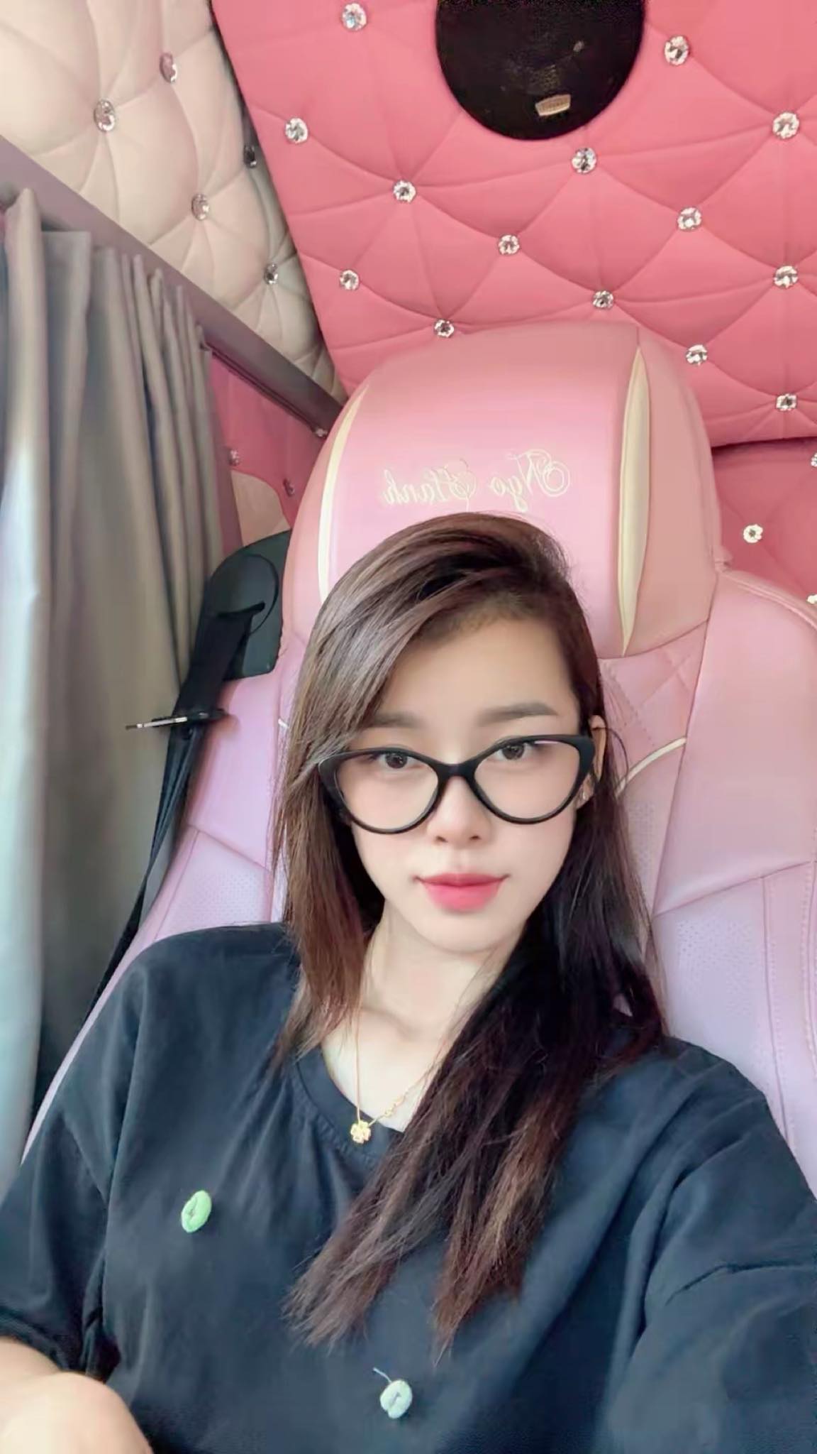 Mẹ đơn thân 26 tuổi lái xe tải chở 45 tấn nhu yếu phẩm vào vùng lũ Đắk Lắk- Ảnh 5. Mẹ đơn thân 26 tuổi lái xe tải chở 45 tấn nhu yếu phẩm vào vùng lũ Đắk Lắk- Ảnh 5.