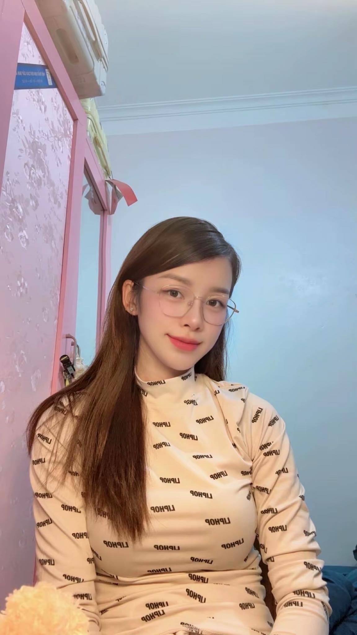 Mẹ đơn thân 26 tuổi lái xe tải chở 45 tấn nhu yếu phẩm vào vùng lũ Đắk Lắk- Ảnh 3. Mẹ đơn thân 26 tuổi lái xe tải chở 45 tấn nhu yếu phẩm vào vùng lũ Đắk Lắk- Ảnh 3.