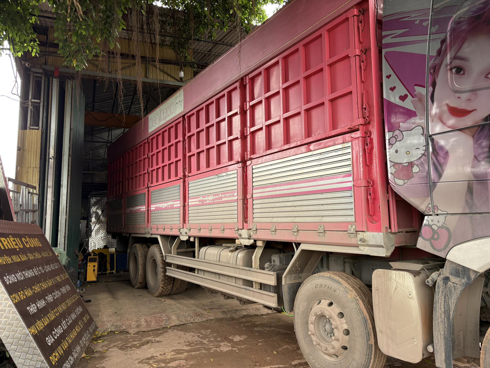 Mẹ đơn thân 26 tuổi lái xe tải chở 45 tấn nhu yếu phẩm vào vùng lũ Đắk Lắk- Ảnh 4. Mẹ đơn thân 26 tuổi lái xe tải chở 45 tấn nhu yếu phẩm vào vùng lũ Đắk Lắk- Ảnh 4.