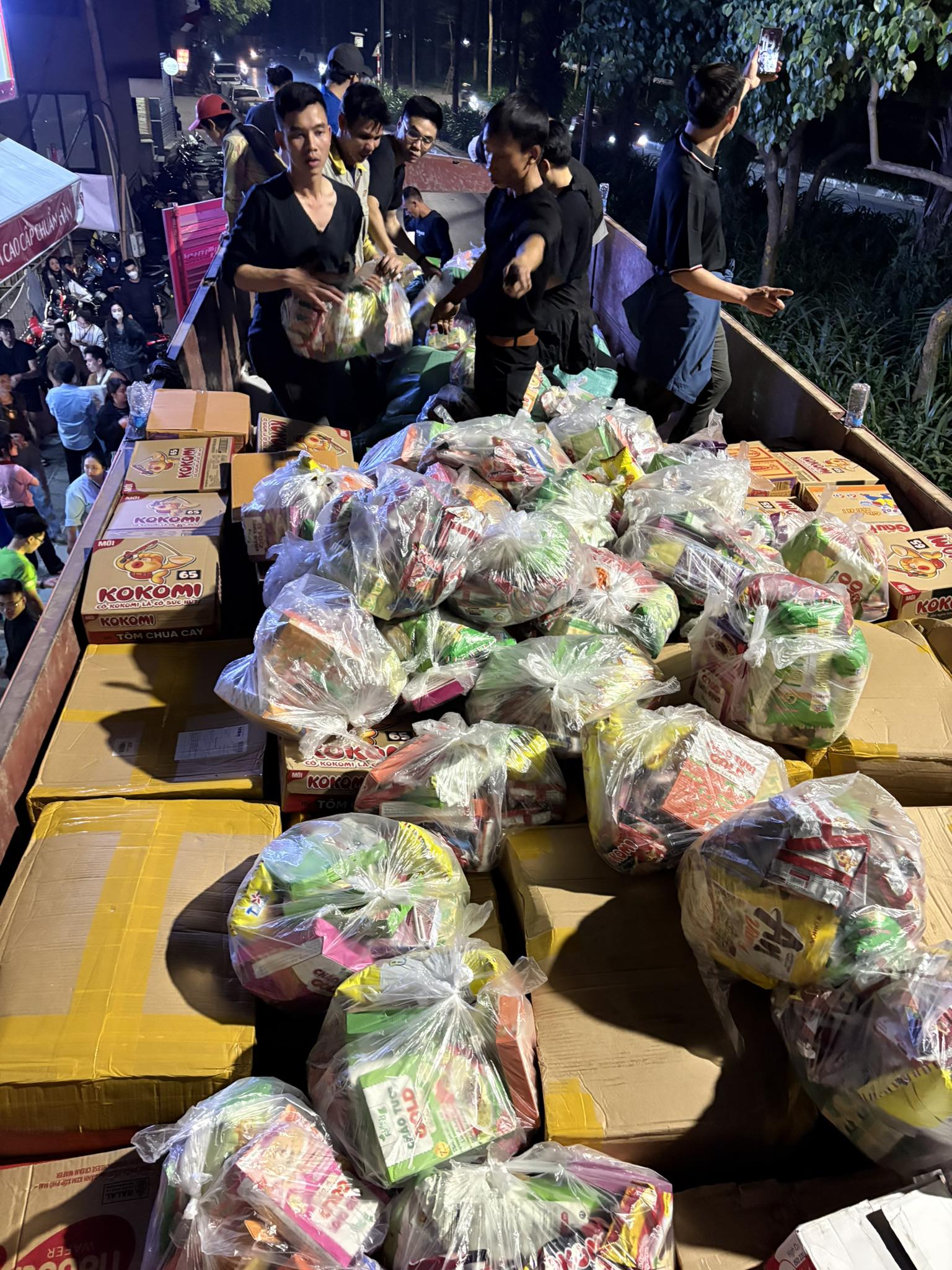 Mẹ đơn thân 26 tuổi lái xe tải chở 45 tấn nhu yếu phẩm vào vùng lũ Đắk Lắk- Ảnh 2. Mẹ đơn thân 26 tuổi lái xe tải chở 45 tấn nhu yếu phẩm vào vùng lũ Đắk Lắk- Ảnh 2.