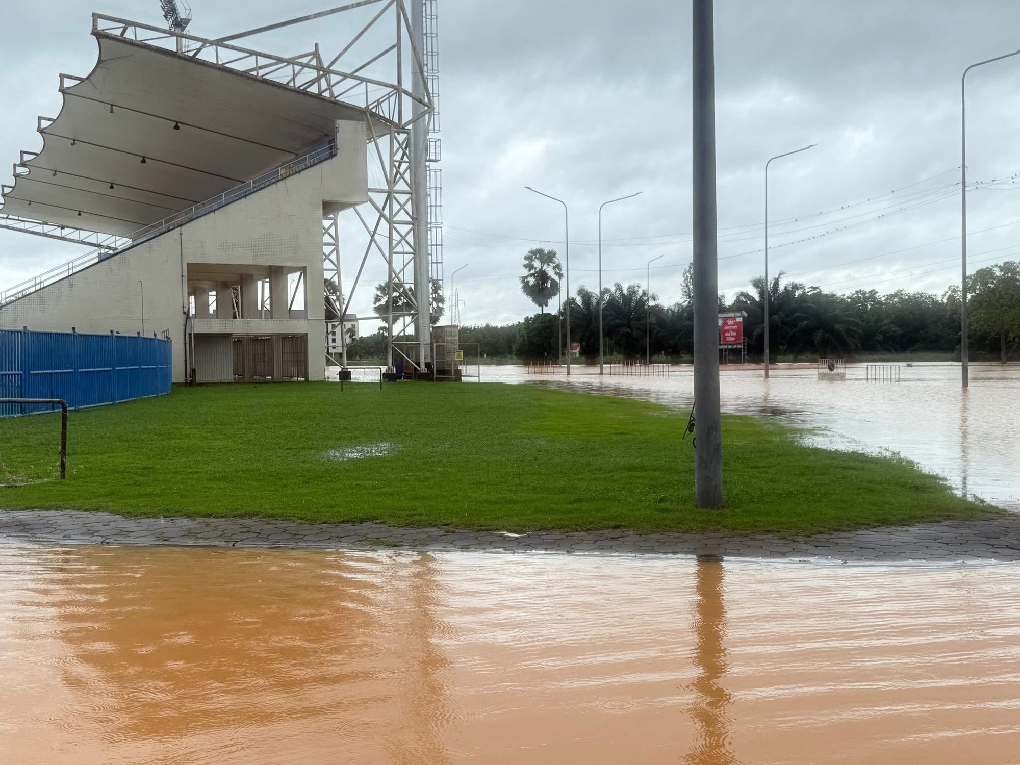 Sân U22 Việt Nam thi đấu SEA Games 33 chìm trong mưa lũ- Ảnh 2.