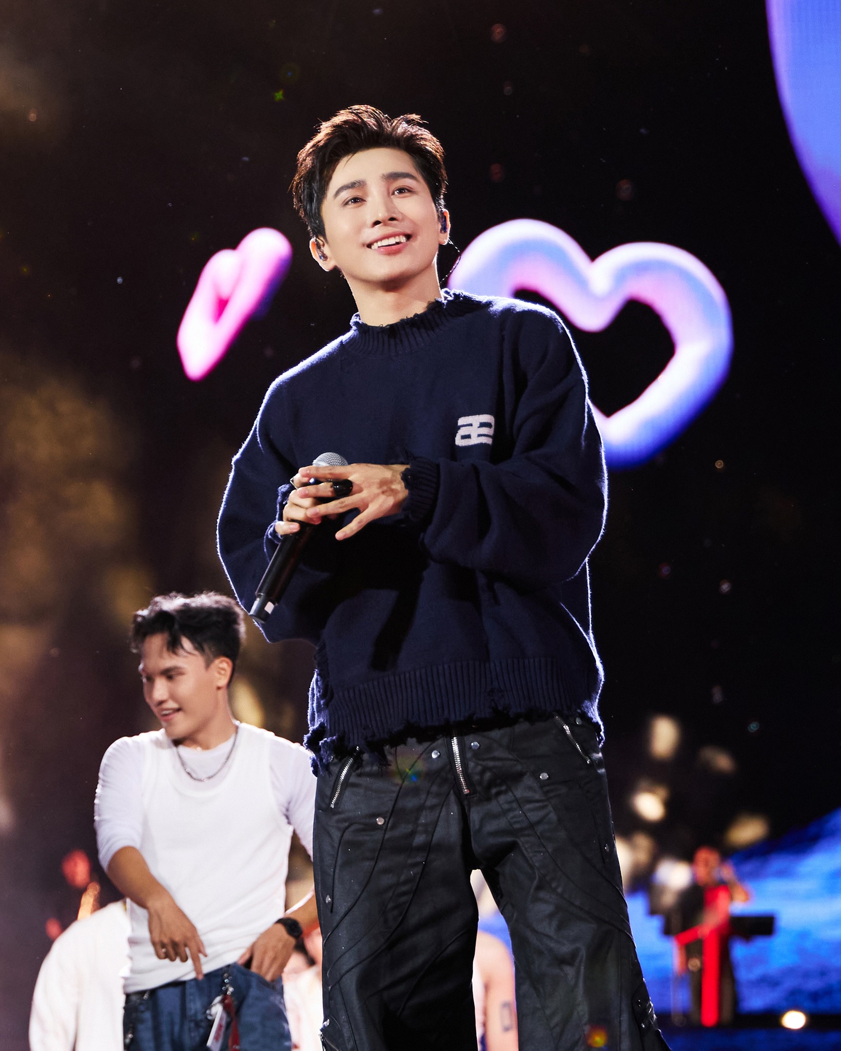 Hiện tượng chương trình thực tế đắt show nhất hiện tại: Nhan sắc như bạch nguyệt quang, chưa debut lịch trình ngang ngửa sao hạng A- Ảnh 3.