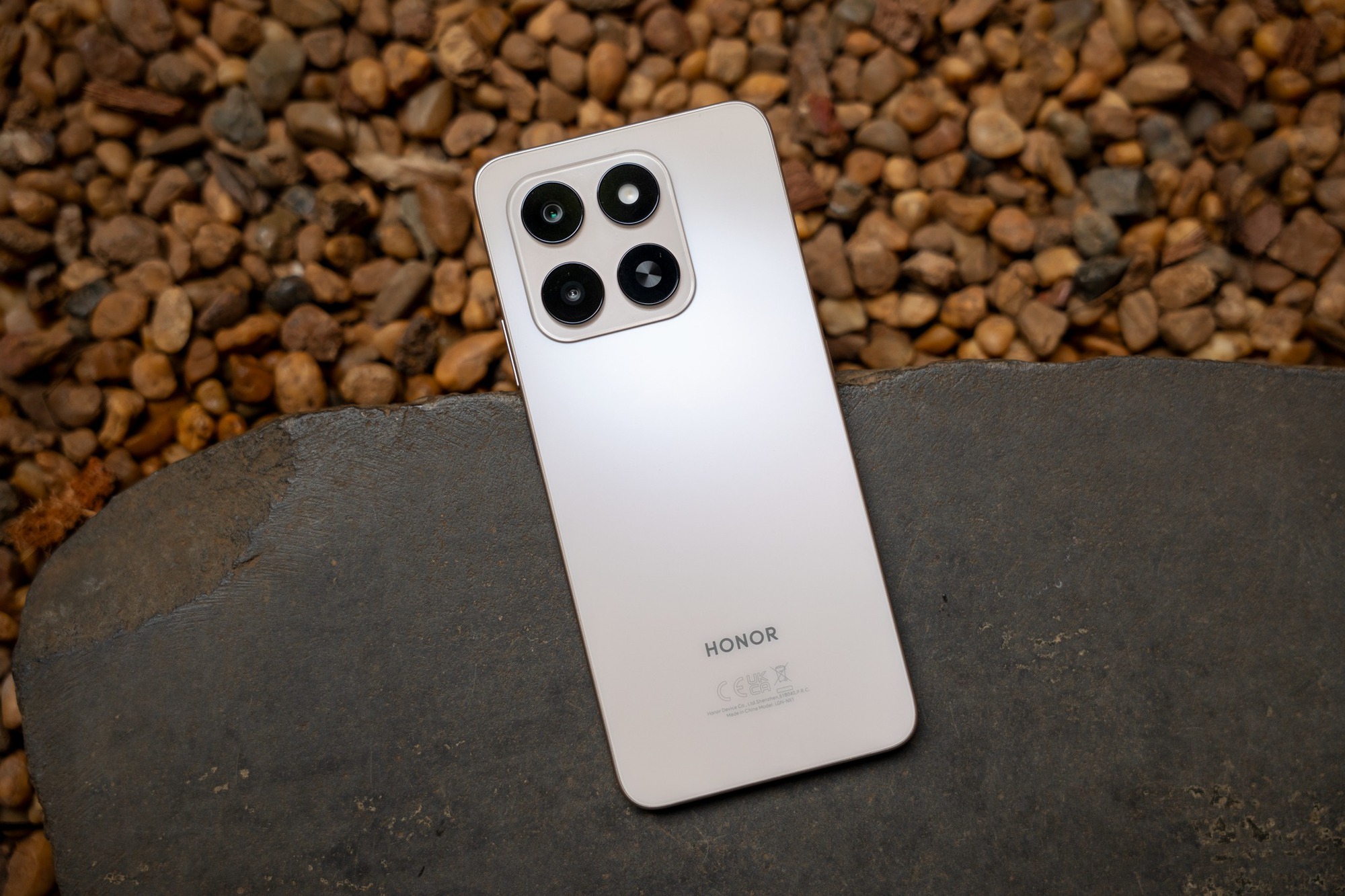 Điện thoại "mình đồng da sắt" bất chấp va đập, pin khủng 6.500 mAh có giá chỉ từ 5 triệu đồng- Ảnh 1.