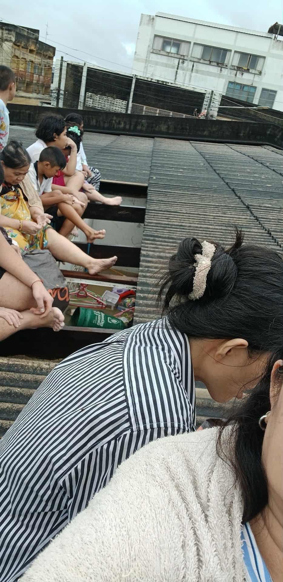 Lũ lụt kinh hoàng tại Thái Lan: Tiếng kêu xé lòng vang trên các mái nhà, người dân cầu cứu khắp MXH- Ảnh 5.