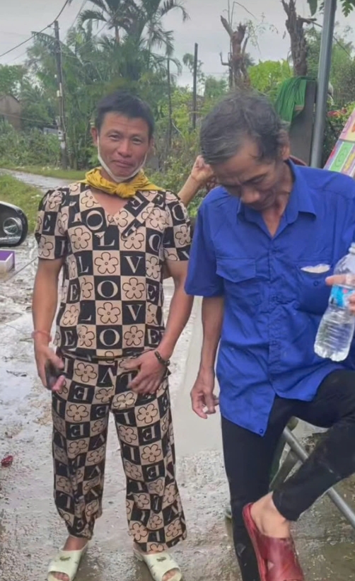 Người ta nói "đàn ông Việt Nam làm gì có quần áo cũ" và đây là thứ chúng ta thấy!- Ảnh 2.