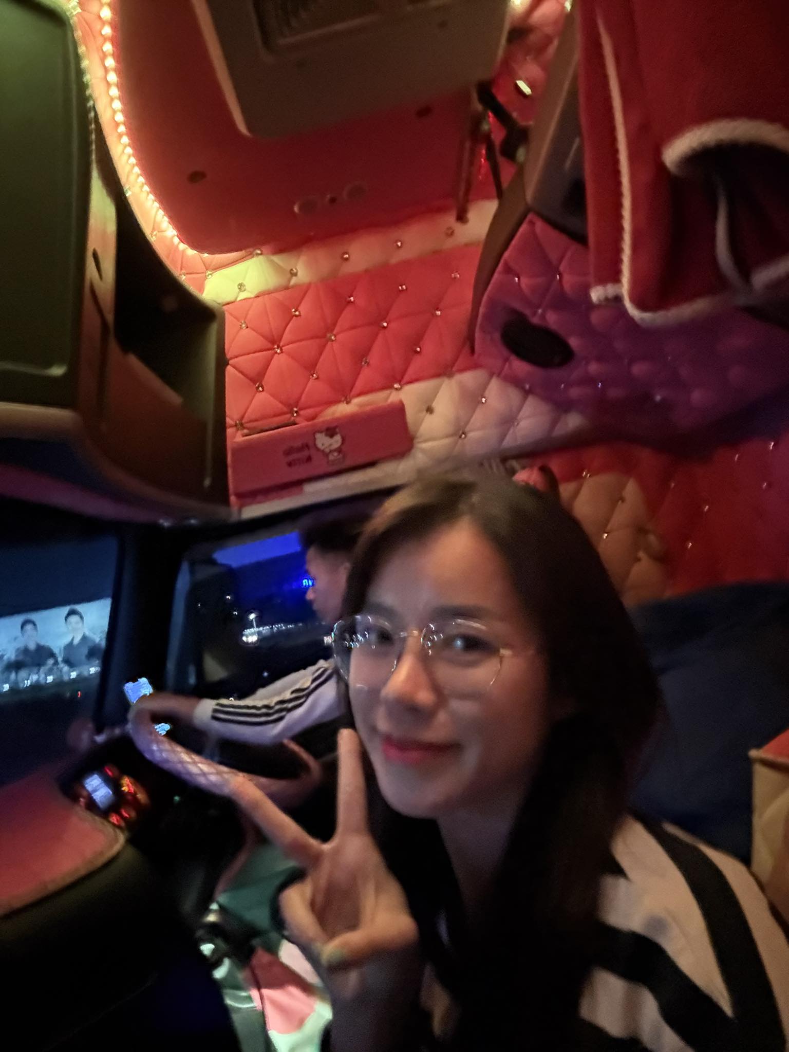 Mẹ đơn thân 26 tuổi lái xe tải chở 45 tấn nhu yếu phẩm vào vùng lũ Đắk Lắk- Ảnh 1. Mẹ đơn thân 26 tuổi lái xe tải chở 45 tấn nhu yếu phẩm vào vùng lũ Đắk Lắk- Ảnh 1.