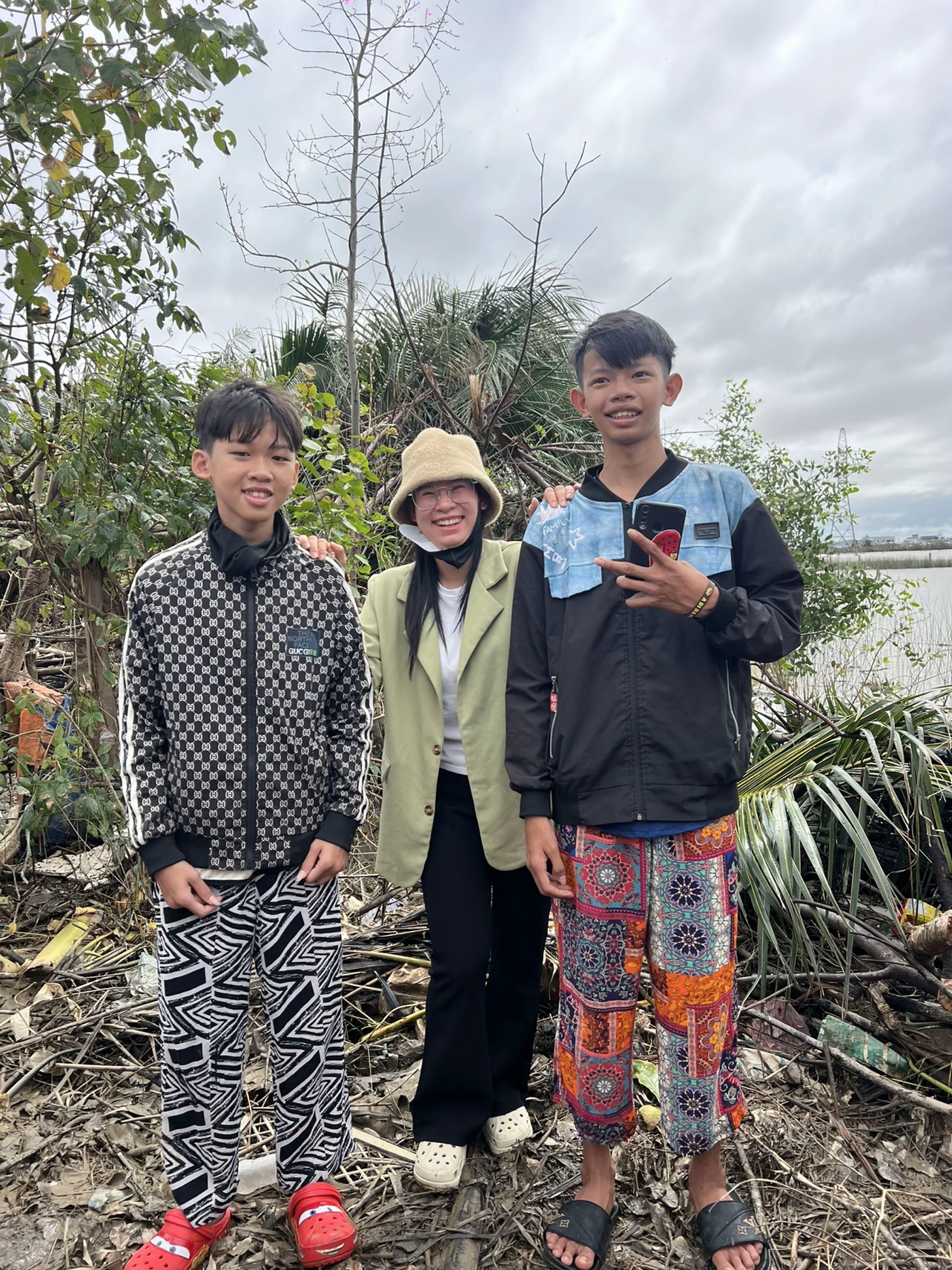 Người ta nói "đàn ông Việt Nam làm gì có quần áo cũ" và đây là thứ chúng ta thấy!- Ảnh 4.