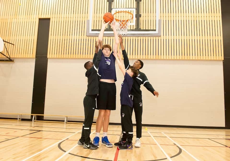 Tài năng bóng rổ 14 tuổi đã cao 2m29, chỉ ước lùn đi để Tài năng bóng rổ 14 tuổi đã cao 2m29, chỉ ước lùn đi để