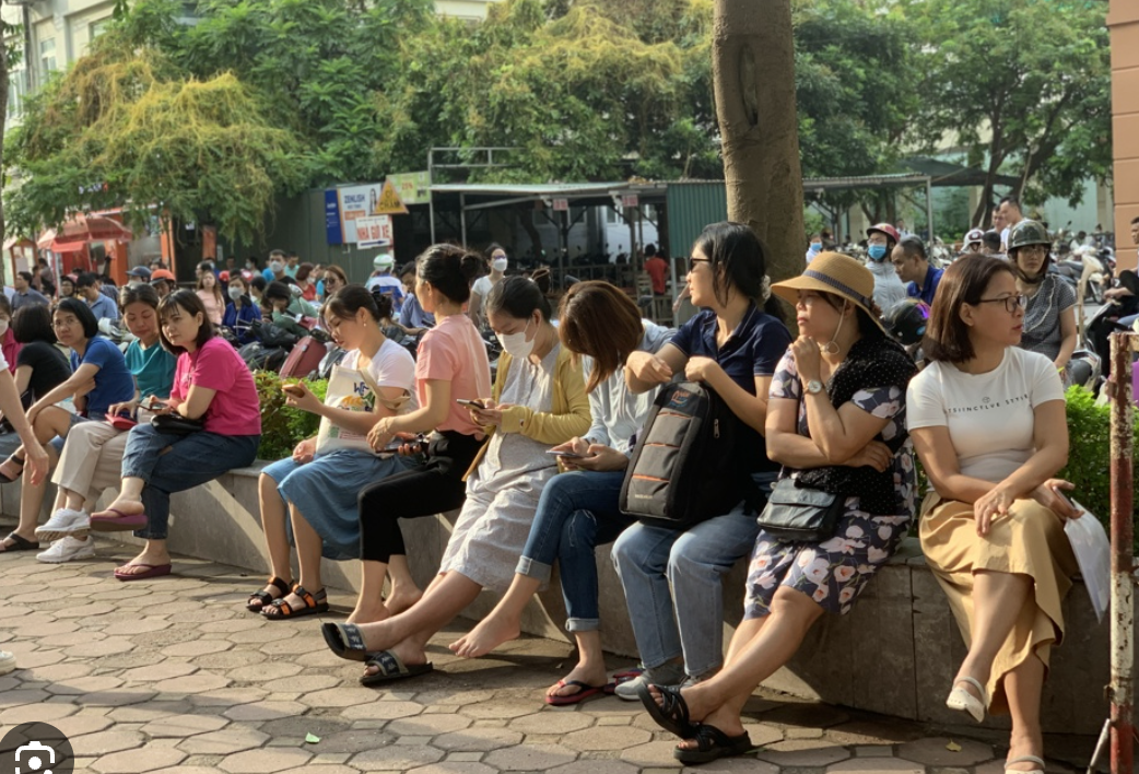 Thấy cả lớp đi học IELTS, phụ huynh Hà Nội đưa con đến trung tâm xin học, nghe số tiền phải trả, chị dắt con đi về luôn- Ảnh 2.