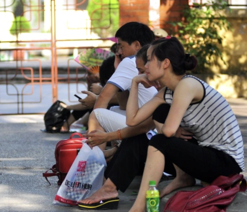 Thấy cả lớp đi học IELTS, phụ huynh Hà Nội đưa con đến trung tâm xin học, nghe số tiền phải trả, chị dắt con đi về luôn- Ảnh 1.