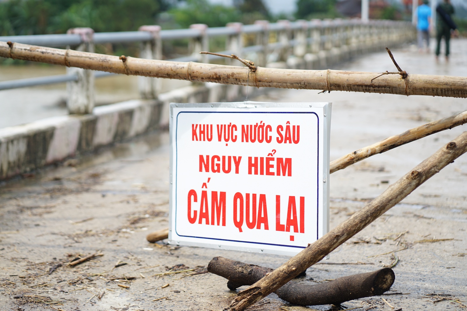 Tang thương cảnh 3 anh em mồ côi vì tin đồn vỡ đập: "Em đã khóc cạn nước mắt trên đường chạy xe về"- Ảnh 2. Tang thương cảnh 3 anh em mồ côi vì tin đồn vỡ đập: "Em đã khóc cạn nước mắt trên đường chạy xe về"- Ảnh 2.