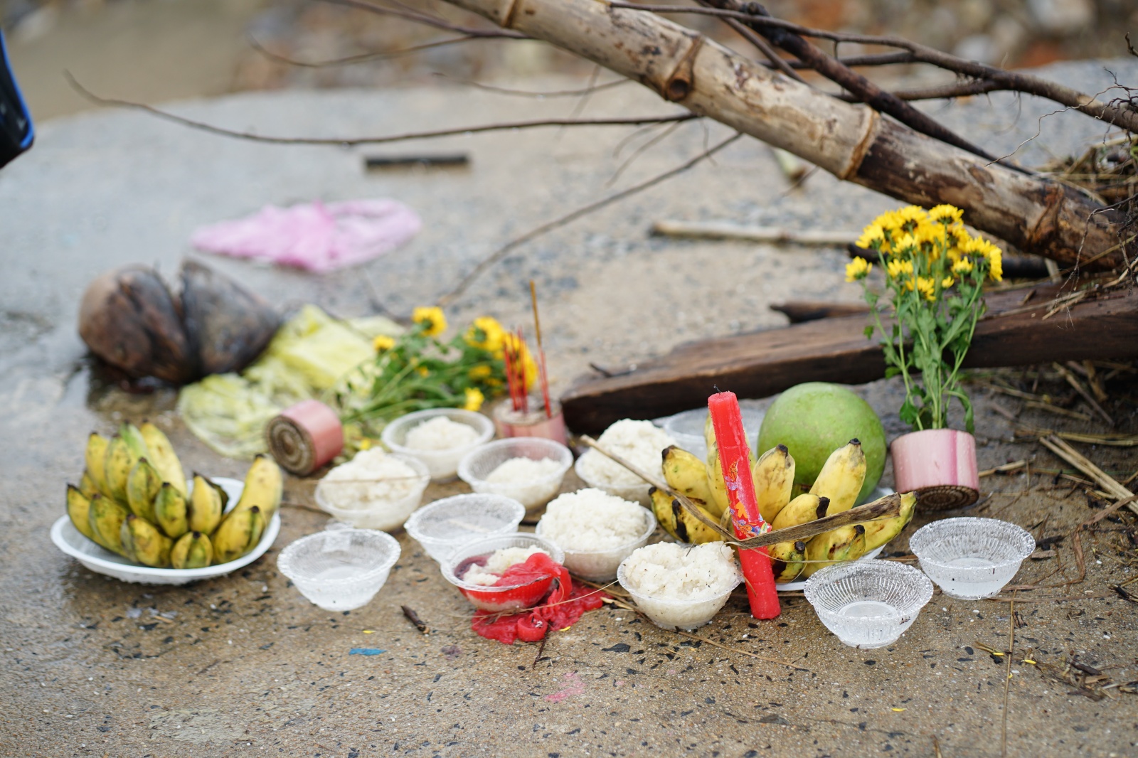 Tang thương cảnh 3 anh em mồ côi vì tin đồn vỡ đập: "Em đã khóc cạn nước mắt trên đường chạy xe về"- Ảnh 3. Tang thương cảnh 3 anh em mồ côi vì tin đồn vỡ đập: "Em đã khóc cạn nước mắt trên đường chạy xe về"- Ảnh 3.