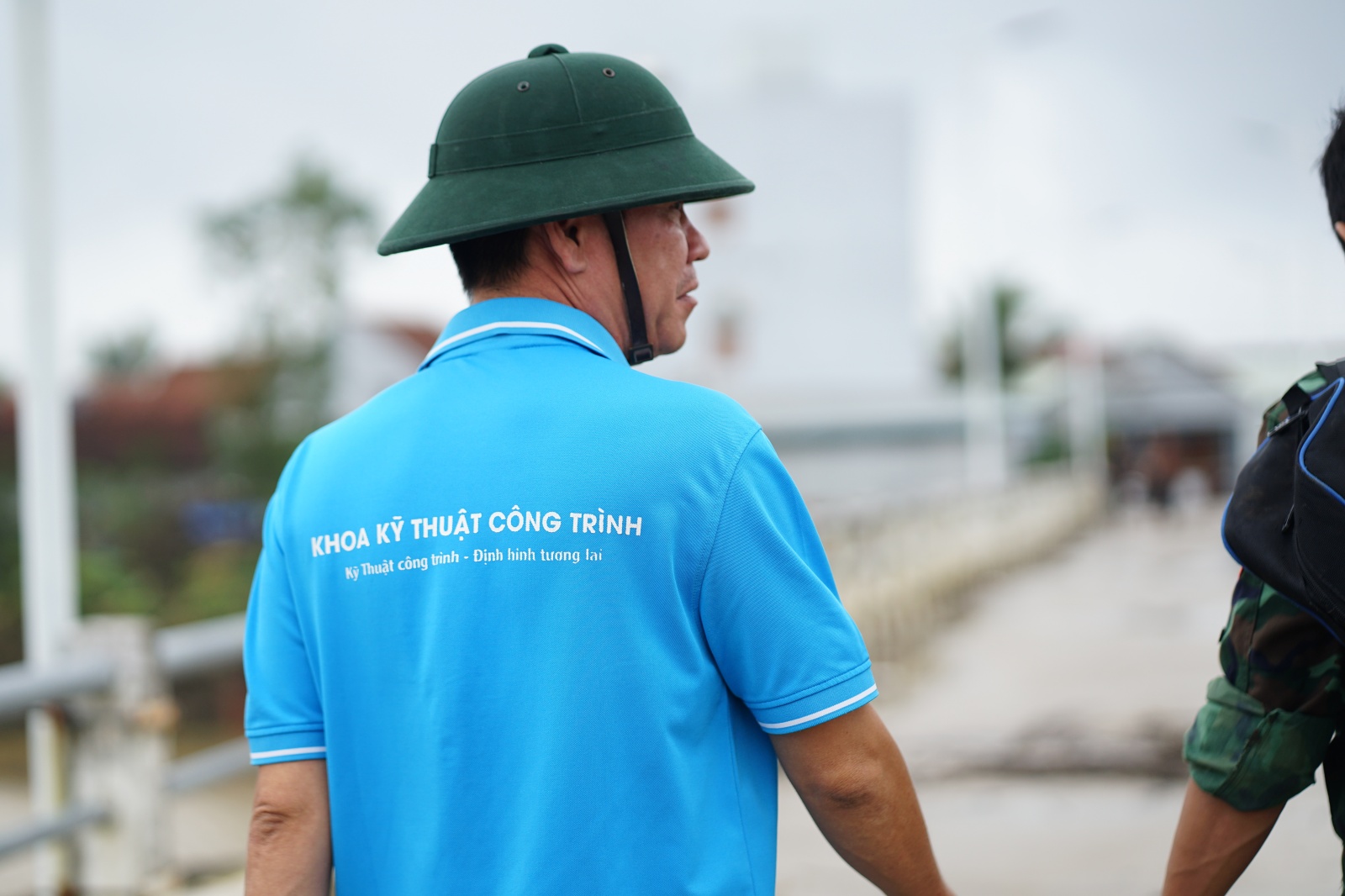 Tang thương cảnh 3 anh em mồ côi vì tin đồn vỡ đập: "Em đã khóc cạn nước mắt trên đường chạy xe về"- Ảnh 5. Tang thương cảnh 3 anh em mồ côi vì tin đồn vỡ đập: "Em đã khóc cạn nước mắt trên đường chạy xe về"- Ảnh 5.