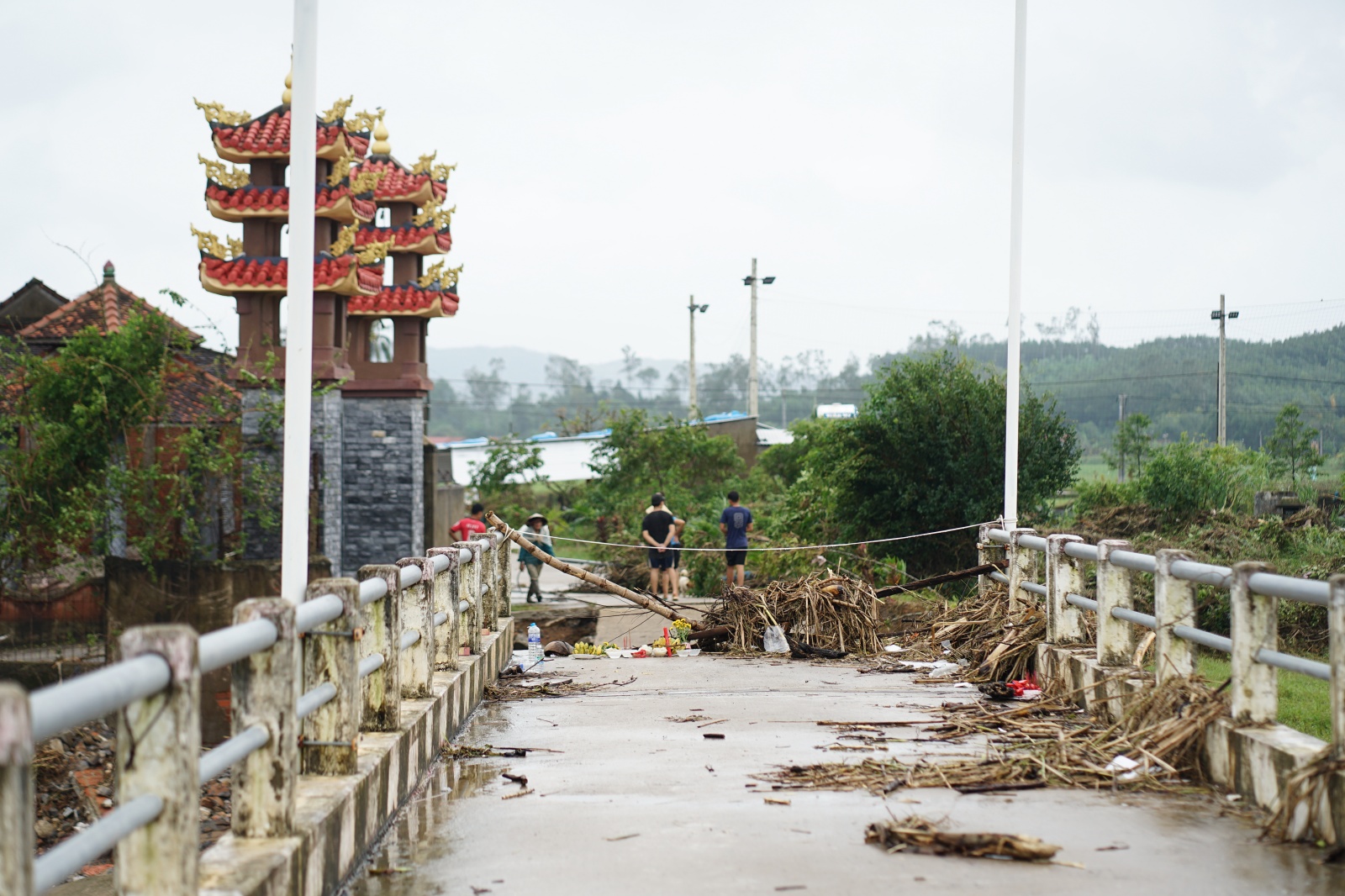 Tang thương cảnh 3 anh em mồ côi vì tin đồn vỡ đập: "Em đã khóc cạn nước mắt trên đường chạy xe về"- Ảnh 1. Tang thương cảnh 3 anh em mồ côi vì tin đồn vỡ đập: "Em đã khóc cạn nước mắt trên đường chạy xe về"- Ảnh 1.
