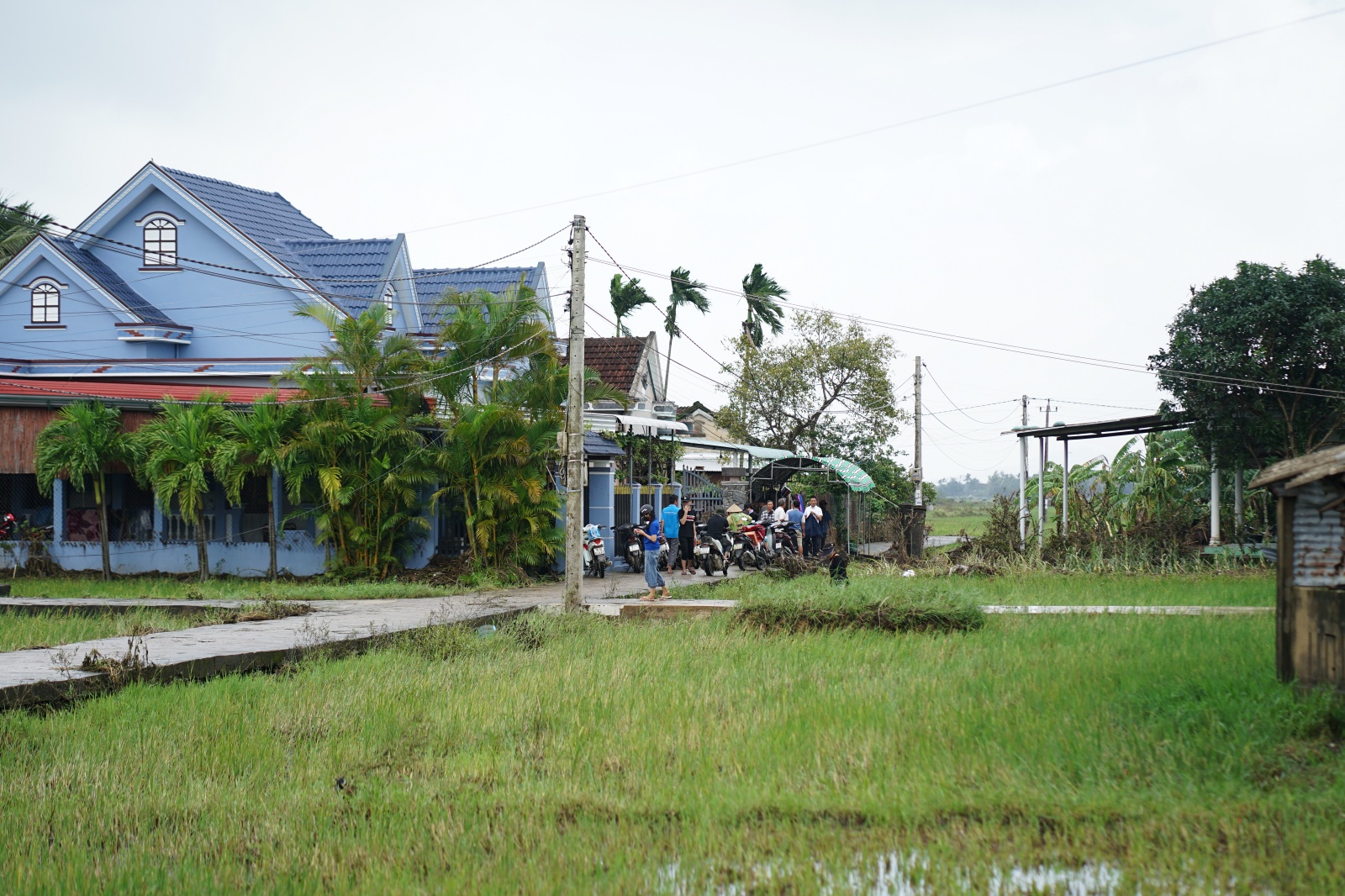 Tang thương cảnh 3 anh em mồ côi vì tin đồn vỡ đập: "Em đã khóc cạn nước mắt trên đường chạy xe về"- Ảnh 4. Tang thương cảnh 3 anh em mồ côi vì tin đồn vỡ đập: "Em đã khóc cạn nước mắt trên đường chạy xe về"- Ảnh 4.